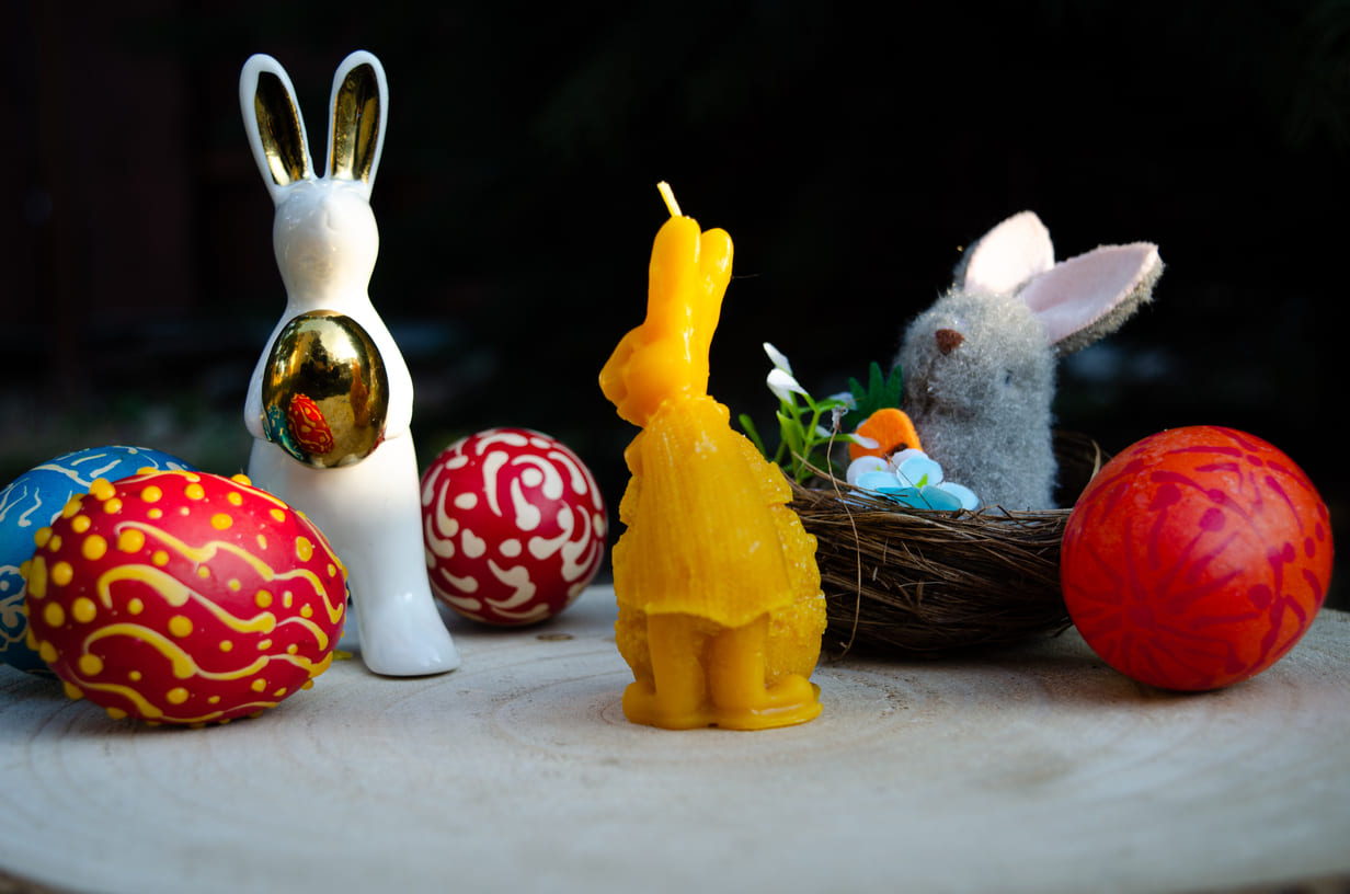 Vėlykų bičių vaško žvakė "Kiškutė su margučiu"