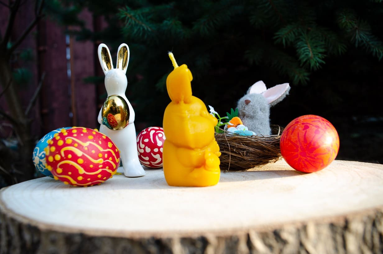 Vėlykų bičių vaško žvakė "Kiškutis su rožyte"