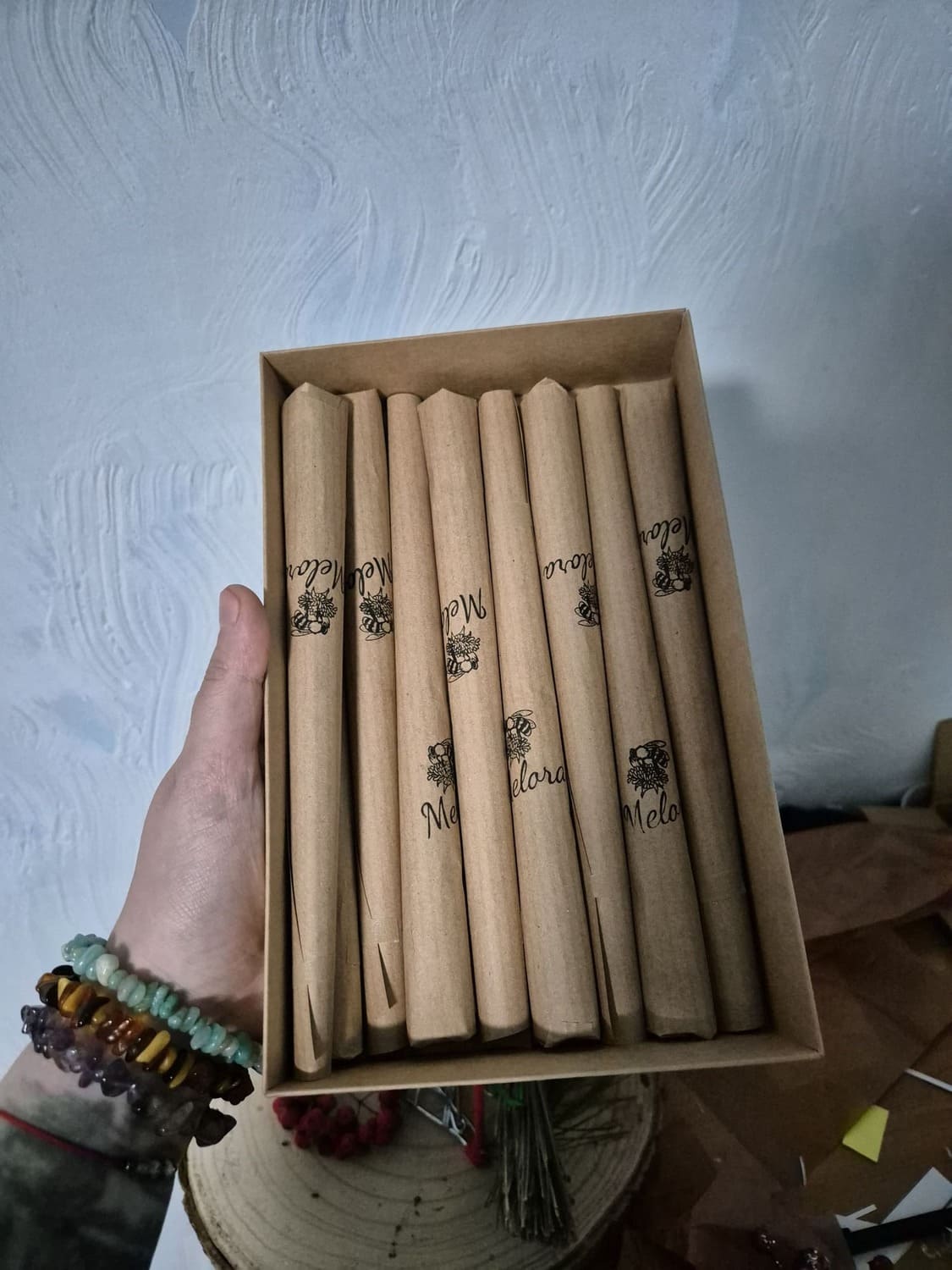 Supakuotos natūralaus bičių vaško vakarienės stalo žvakės ir įdėtos į pakavimo dėžute.