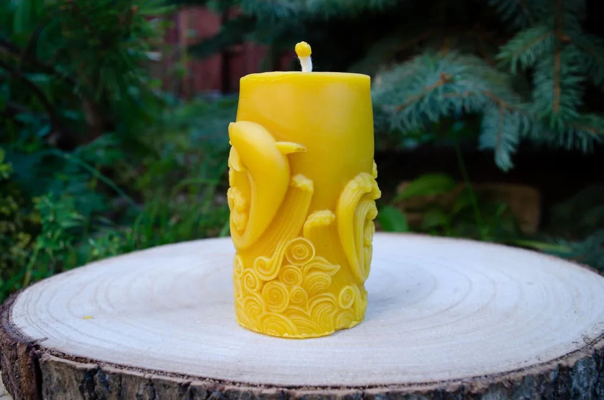 Žvakė, kurioje pavaizduota delfinai kairėje pusėje