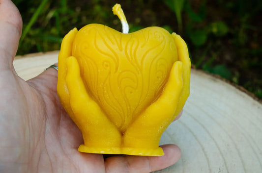 Bičių vaško žvakė "Širdis delnuose" - Melora