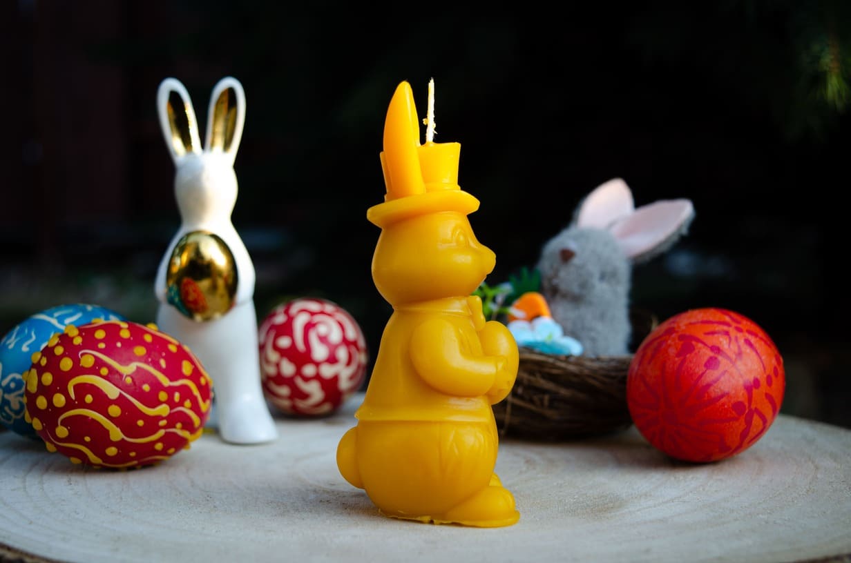 Velykinė bičių vaško žvakė "Kiškis su skrybėle"