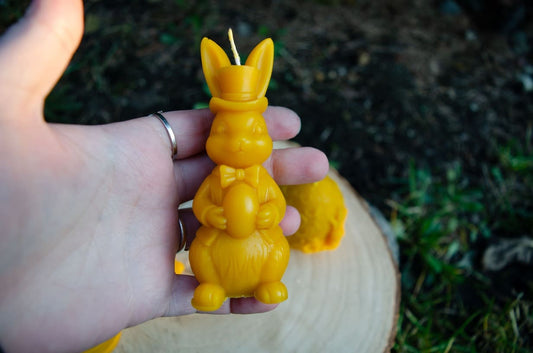 Velykinė bičių vaško žvakė "Kiškis su skrybėle"