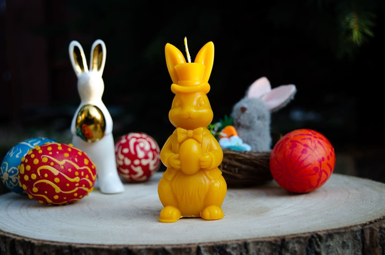 Velykinė bičių vaško žvakė "Kiškis su skrybėle"