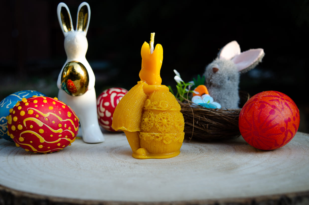 Vėlykų bičių vaško žvakė "Kiškutė su margučiu"