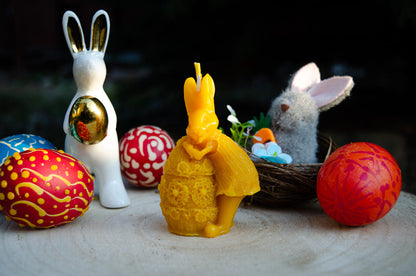 Vėlykų bičių vaško žvakė "Kiškutė su margučiu"