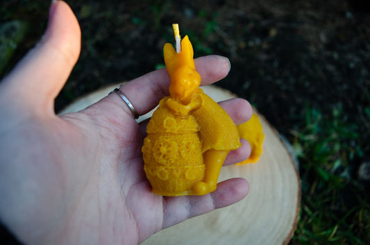 Vėlykų bičių vaško žvakė "Kiškutė su margučiu"