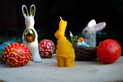 Vėlykų bičių vaško žvakė "Kiškutė su margučiu"