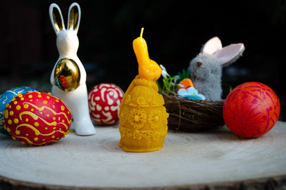 Vėlykų bičių vaško žvakė "Kiškutė su margučiu"