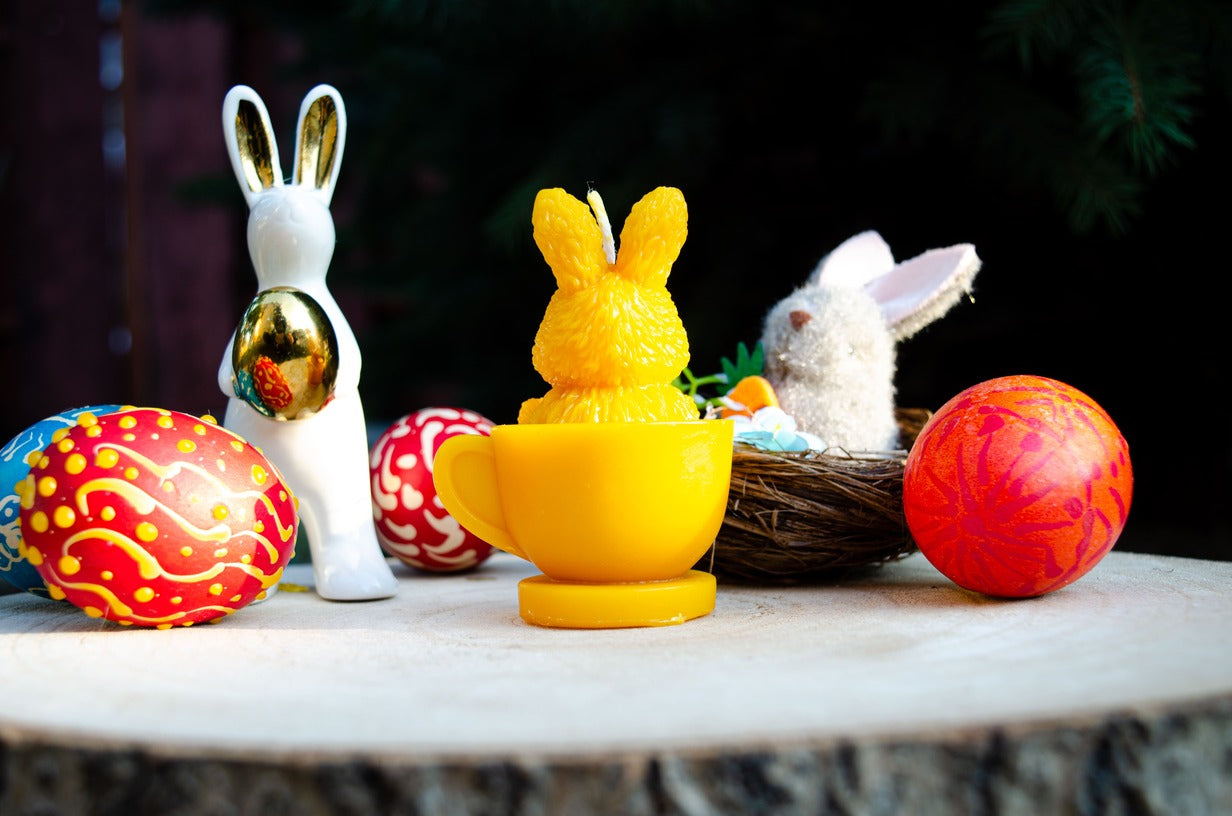 Bičių vaško žvakė "Kiškutis puodelyje"