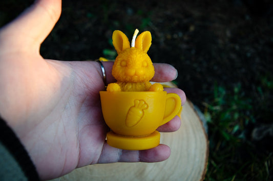 Bičių vaško žvakė "Kiškutis puodelyje"