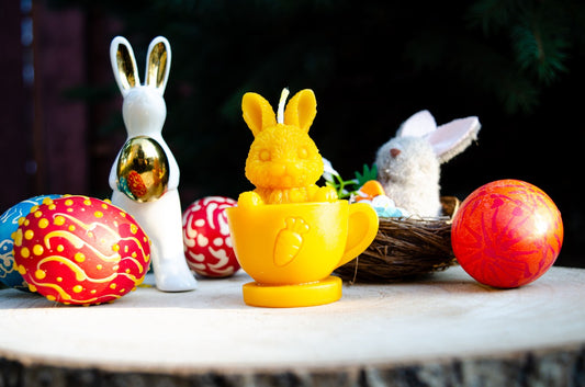 Bičių vaško žvakė "Kiškutis puodelyje"