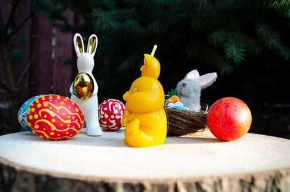 Vėlykų bičių vaško žvakė "Kiškutis su rožyte"