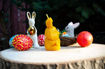 Vėlykų bičių vaško žvakė "Kiškutis su rožyte"