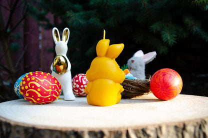 Vėlykų bičių vaško žvakė "Kiškutis su rožyte"