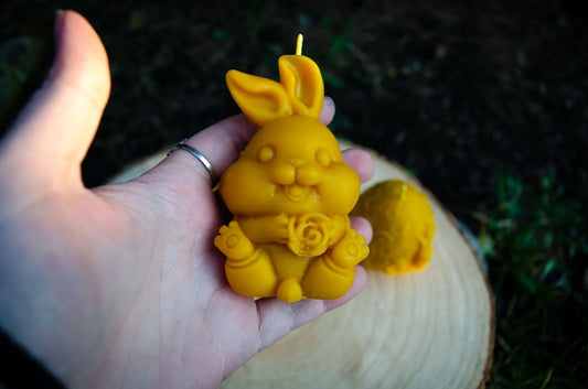 Vėlykų bičių vaško žvakė "Kiškutis su rožyte"