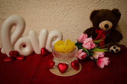 Rankų darbo bičių vaško žvakė – geltona, rožės ir širdies formos.