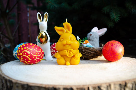 Vėlykų bičių vaško žvakė "Kiškutis su rožyte"