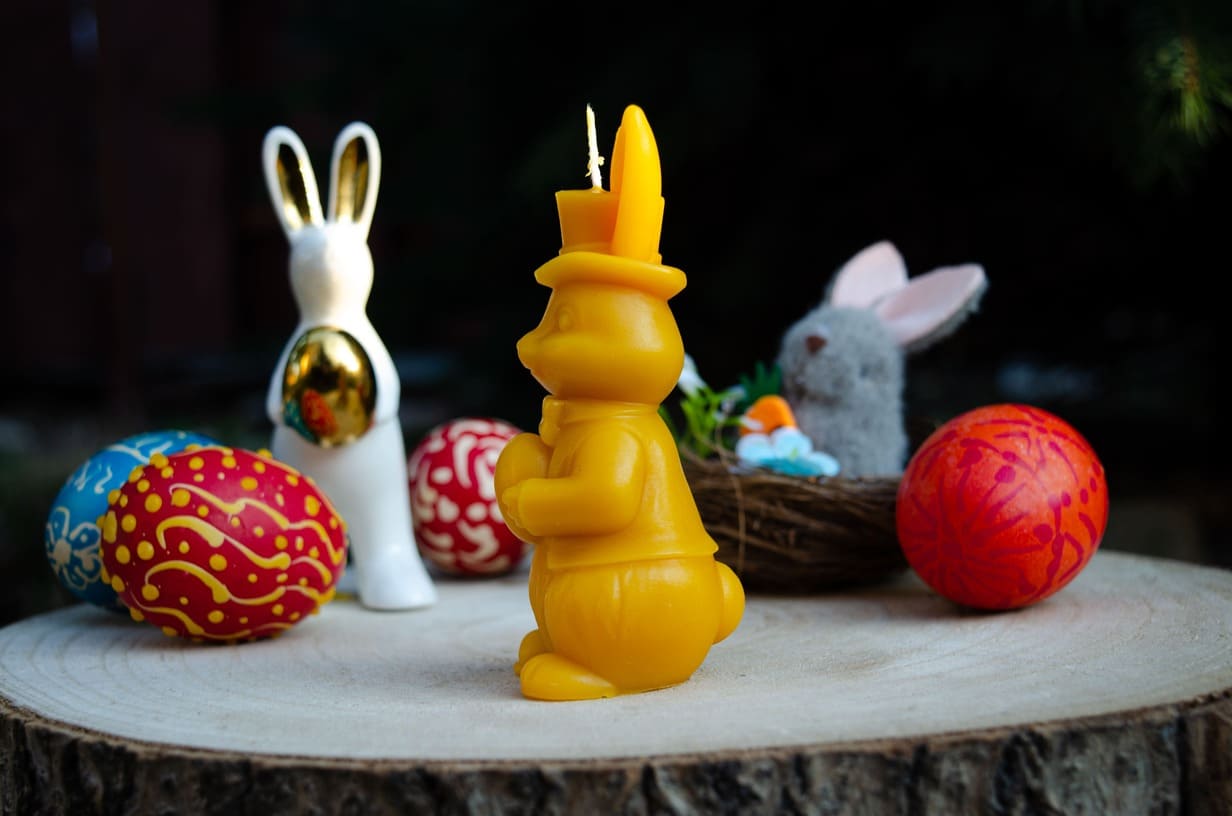 Velykinė bičių vaško žvakė "Kiškis su skrybėle"