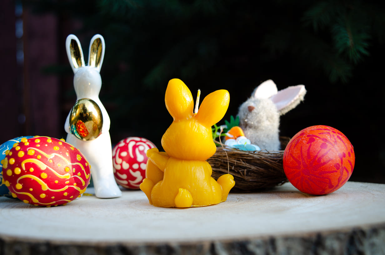 Bičių vaško žvakė "Kiškutis su velykiniu kiaušiniu"