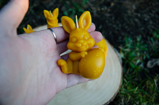 Bičių vaško žvakė "Kiškutis su velykiniu kiaušiniu"