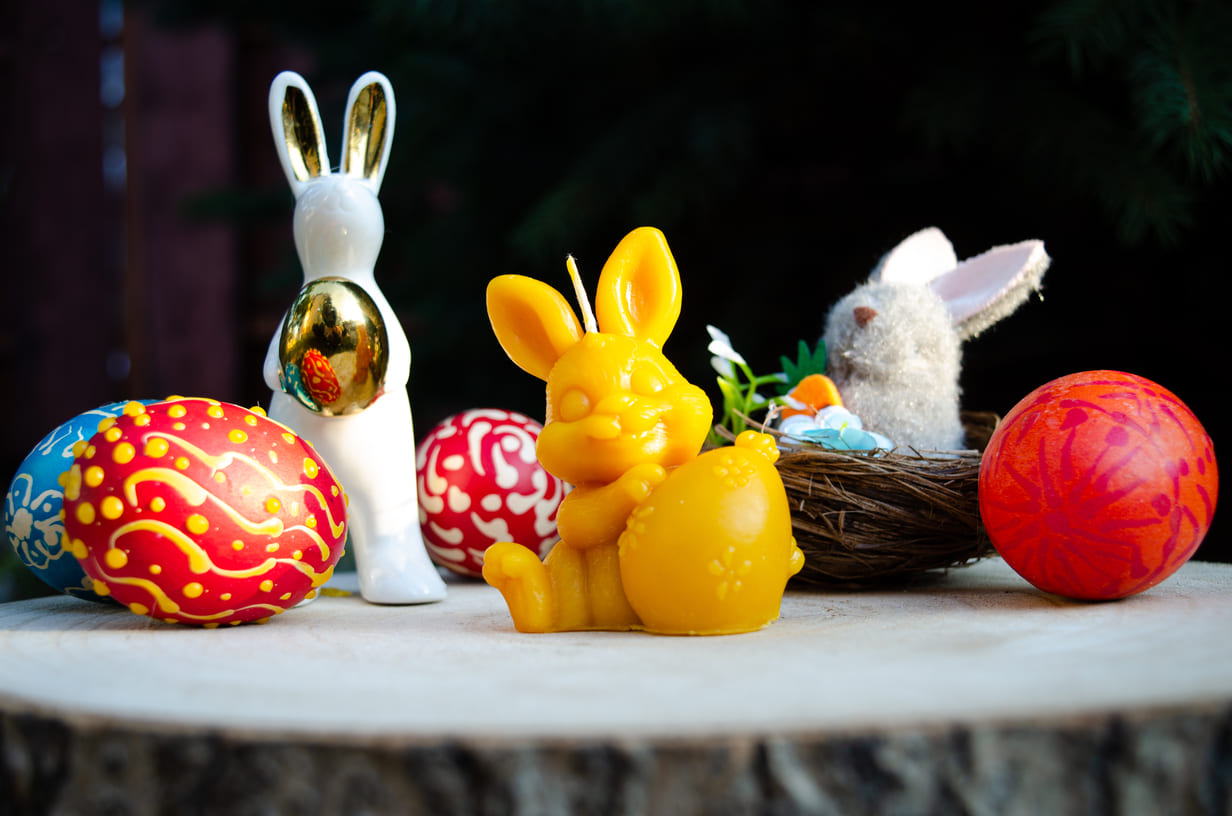 Bičių vaško žvakė "Kiškutis su velykiniu kiaušiniu"