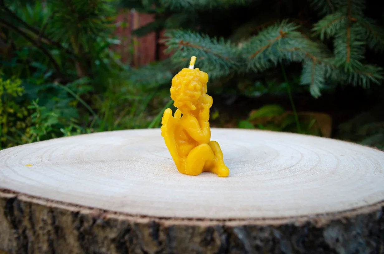 Šonu pastatytas sėdintis angeliukas