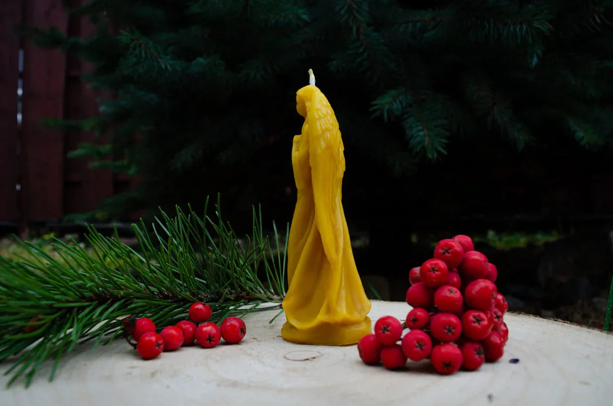 Natūralaus bičių vaško žvakė mergelė angelas pastatyta šonu.