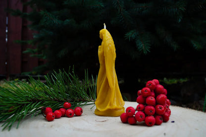 Natūralaus bičių vaško žvakė mergelė angelas pastatyta šonu.