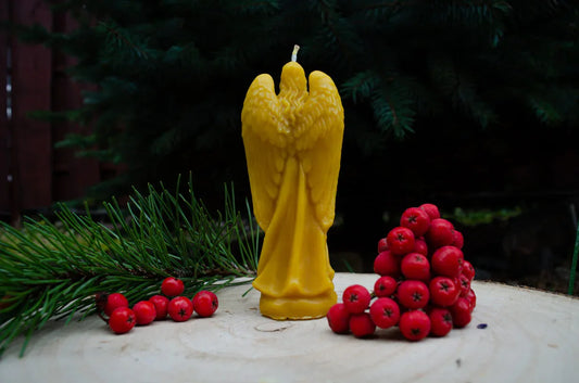 Natūralaus bičių vaško žvakė mergelė angelas pastatyta nugara į žiūrovą.