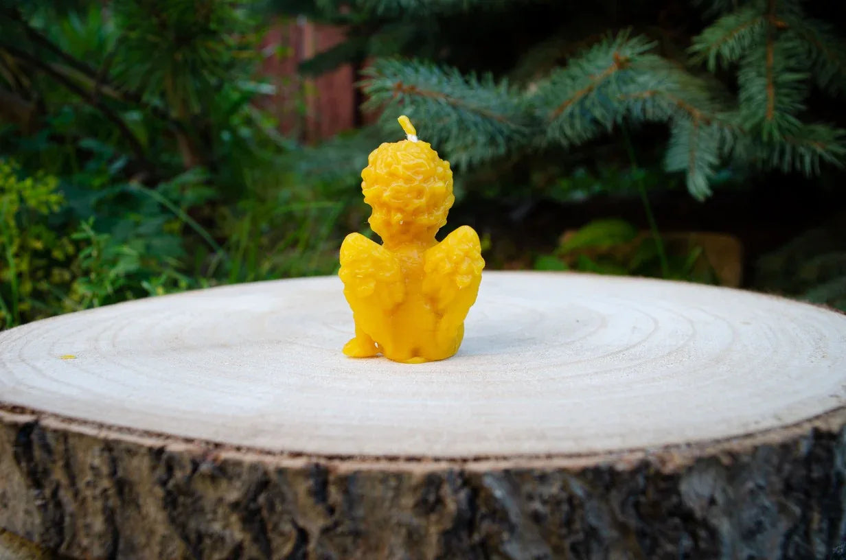 Sedinčio angeliuko žvakė atsukta nugara į žiūrova