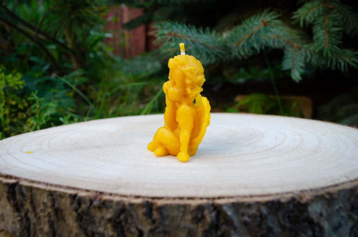 Sėdintis angelas žiūrintis į kaire puse