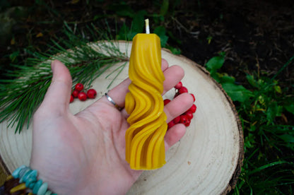 Bičių vaško žvakė "Banguotas cilindriukas" - Melora