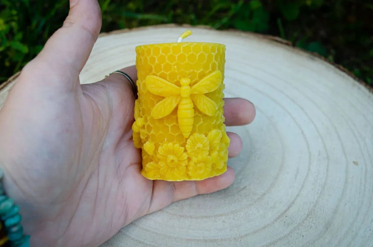 Cilindrinė žvakė su bitėmis ir gėlėmis