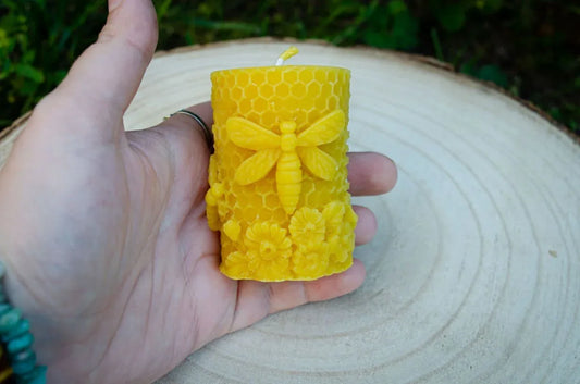 Cilindrinė žvakė su bitėmis ir gėlėmis