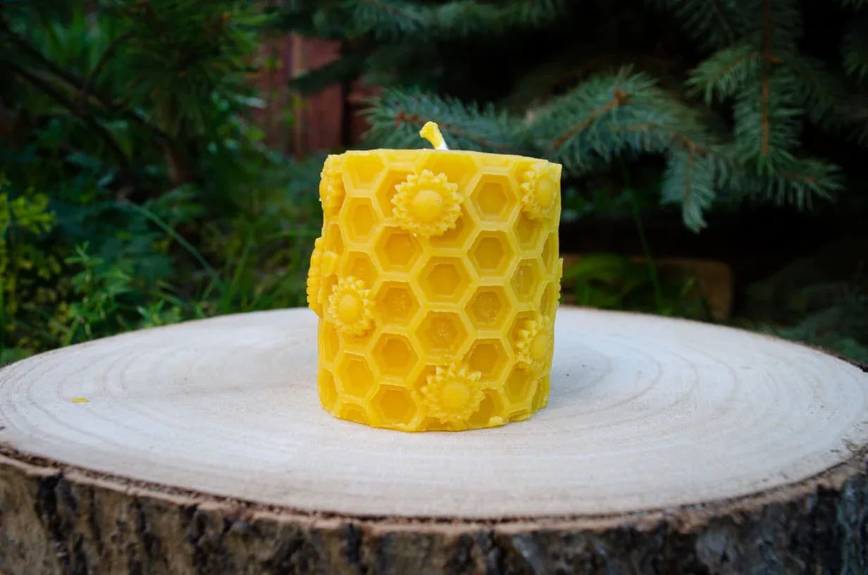 Cilindrinė žvake su saulėgražomis ir bitėmis