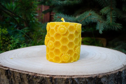 Cilindrinė žvake su saulėgražomis ir bitėmis