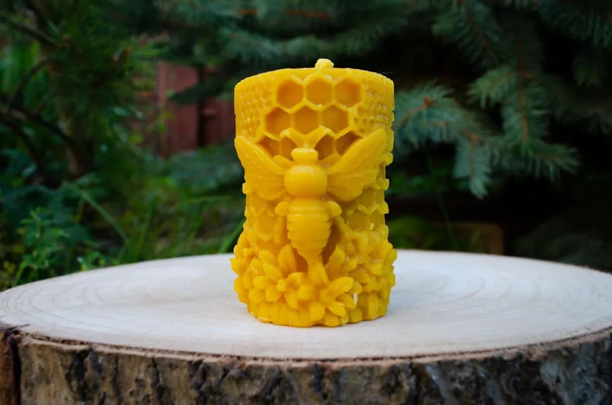 Cilindrinė žvakė su didele bite gėlėmis ir korio imitacija