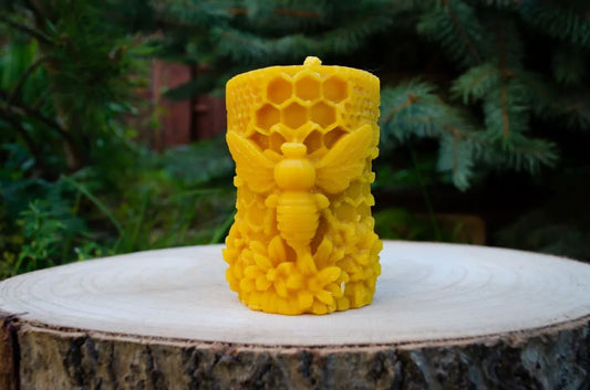 Cilindrinė žvakė su didele bite gėlėmis ir korio imitacija