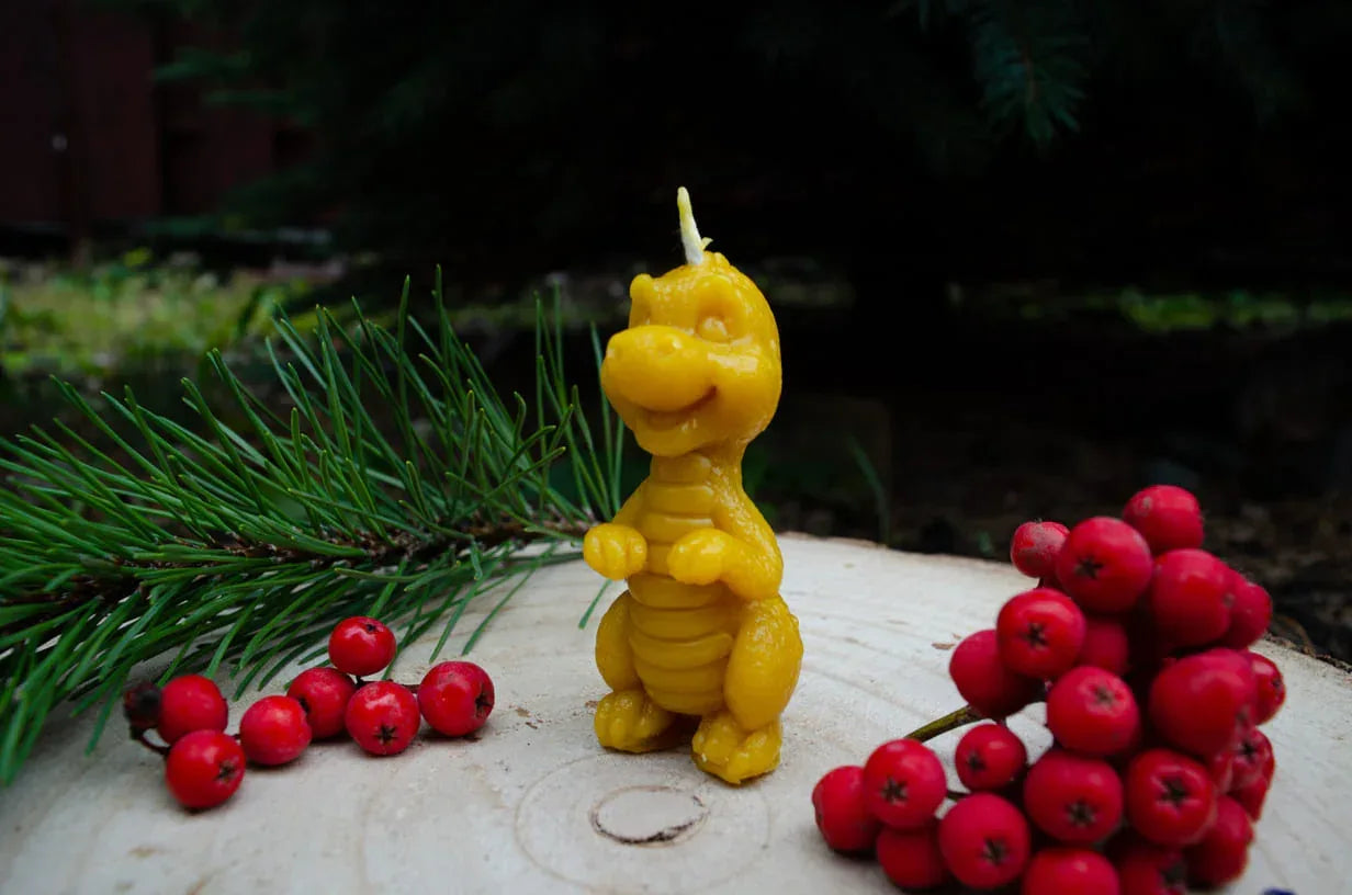 Natūralaus bičių vaško žvakė drakoniuko formos.