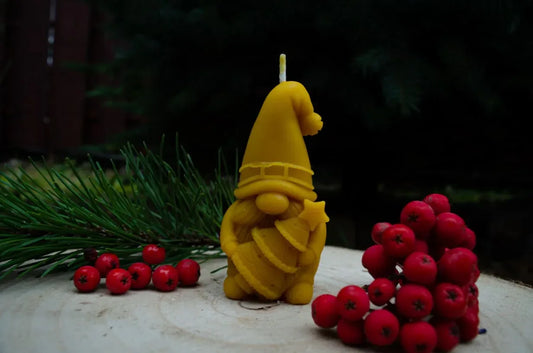 Bičių vaško žvakė "Elfas su eglute" - Melora