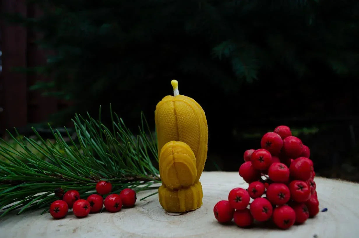 Bičių vaško žvakė "Kalėdinė pirštinė" - Melora