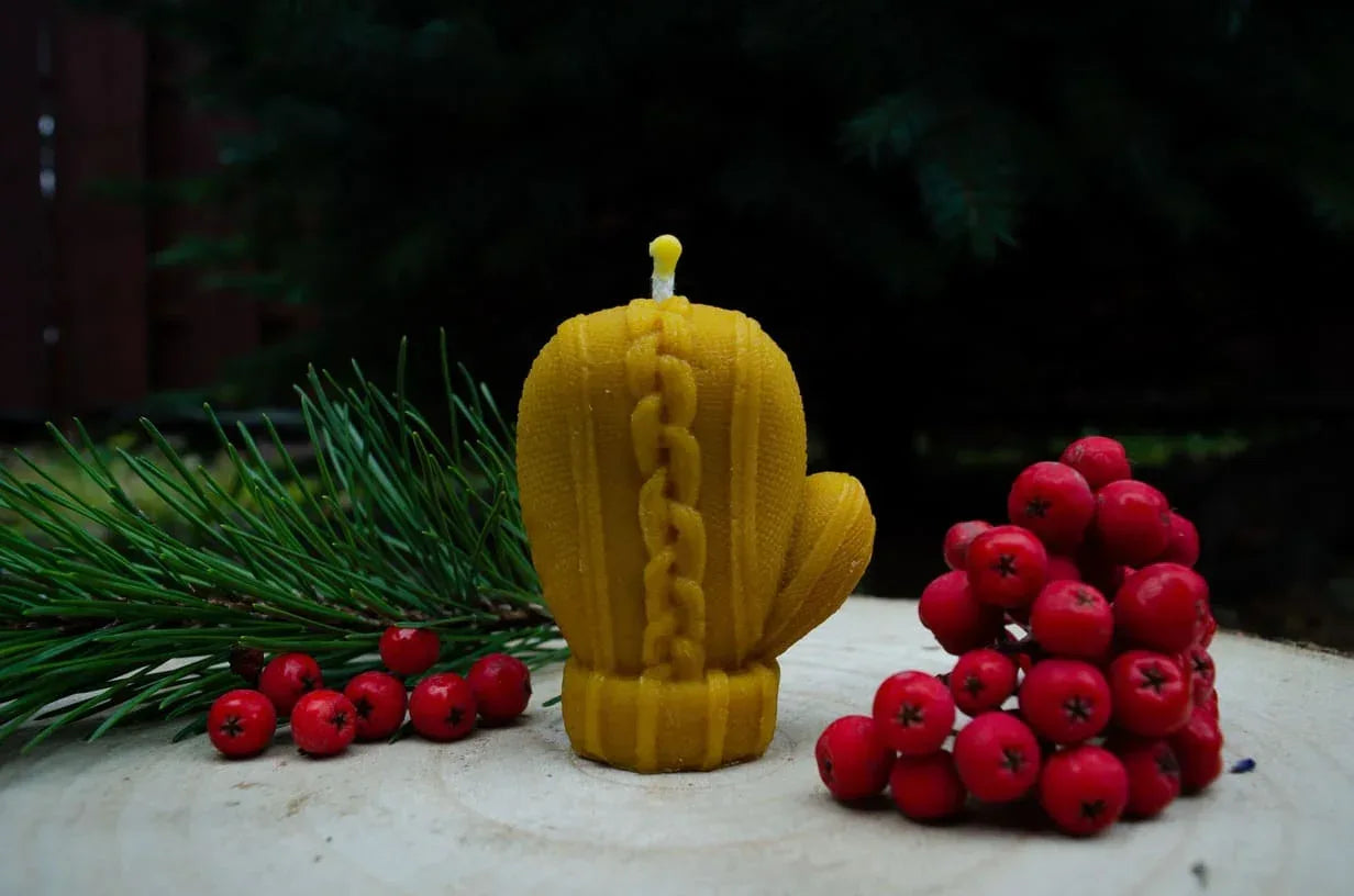 Bičių vaško žvakė "Kalėdinė pirštinė" - Melora