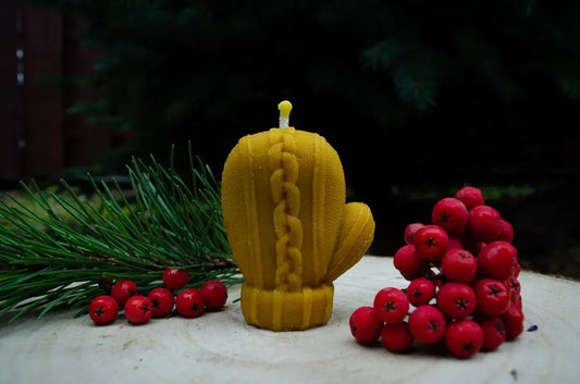 Bičių vaško žvakė "Kalėdinė pirštinė" - Melora