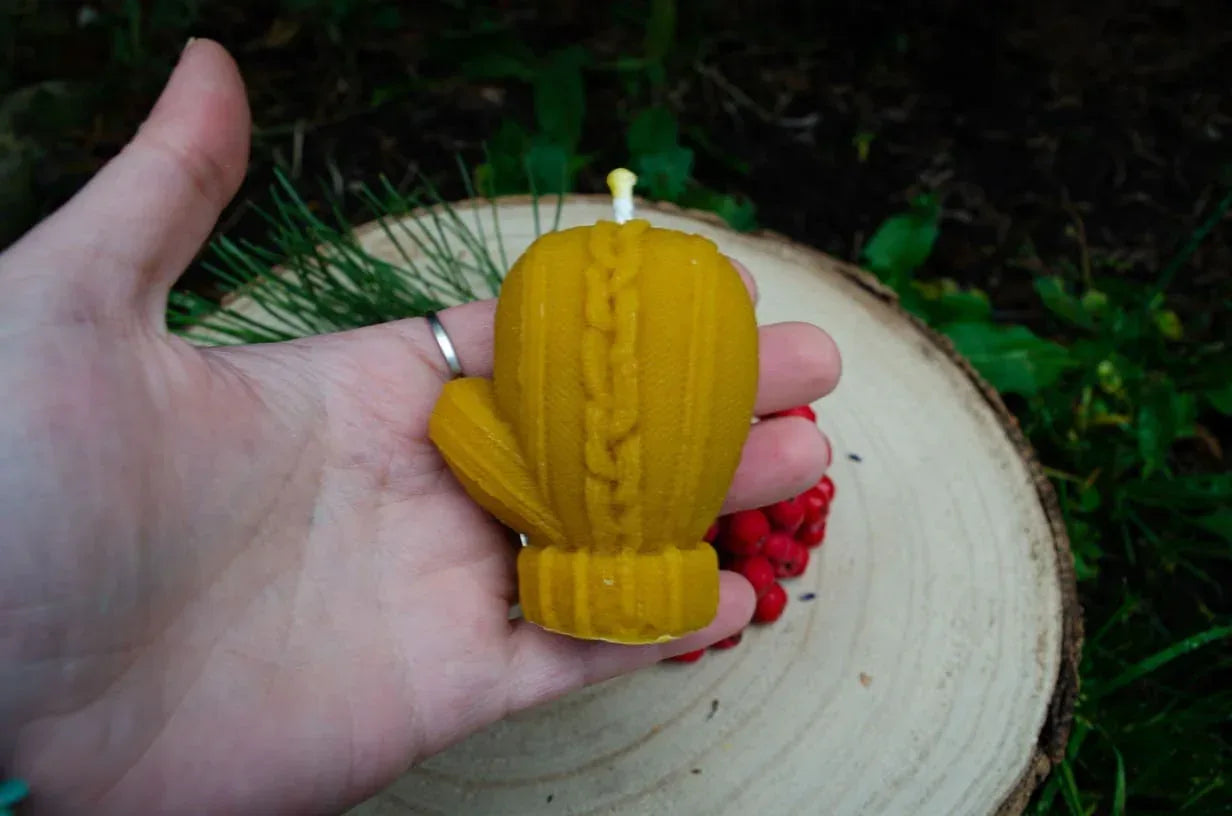 Bičių vaško žvakė "Kalėdinė pirštinė" - Melora