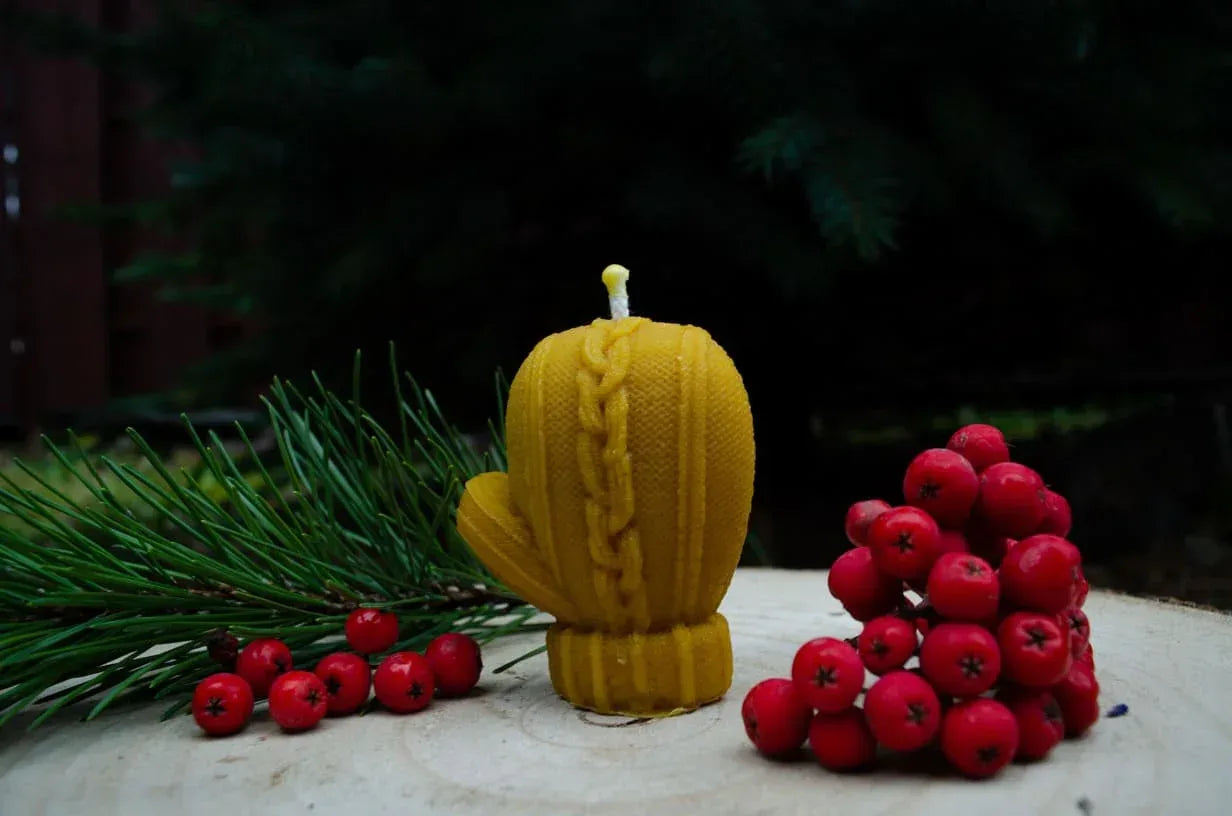 Bičių vaško žvakė "Kalėdinė pirštinė" - Melora