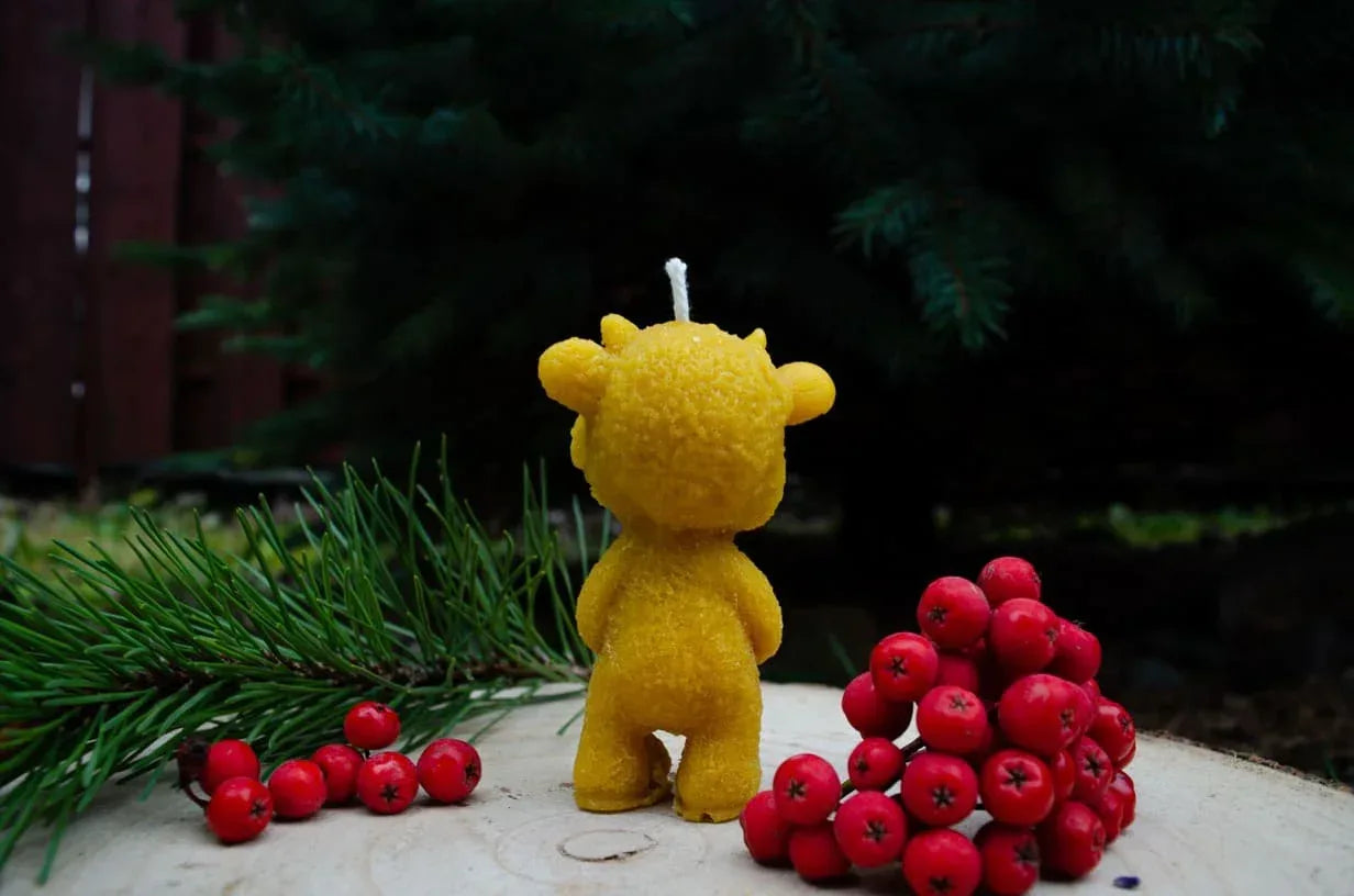 Natūralaus bičių vaško žvakės karvytė nugara.