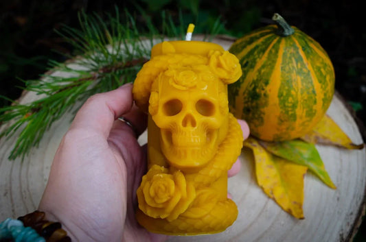 Bičių vaško žvakė "Kaukolė" - Melora