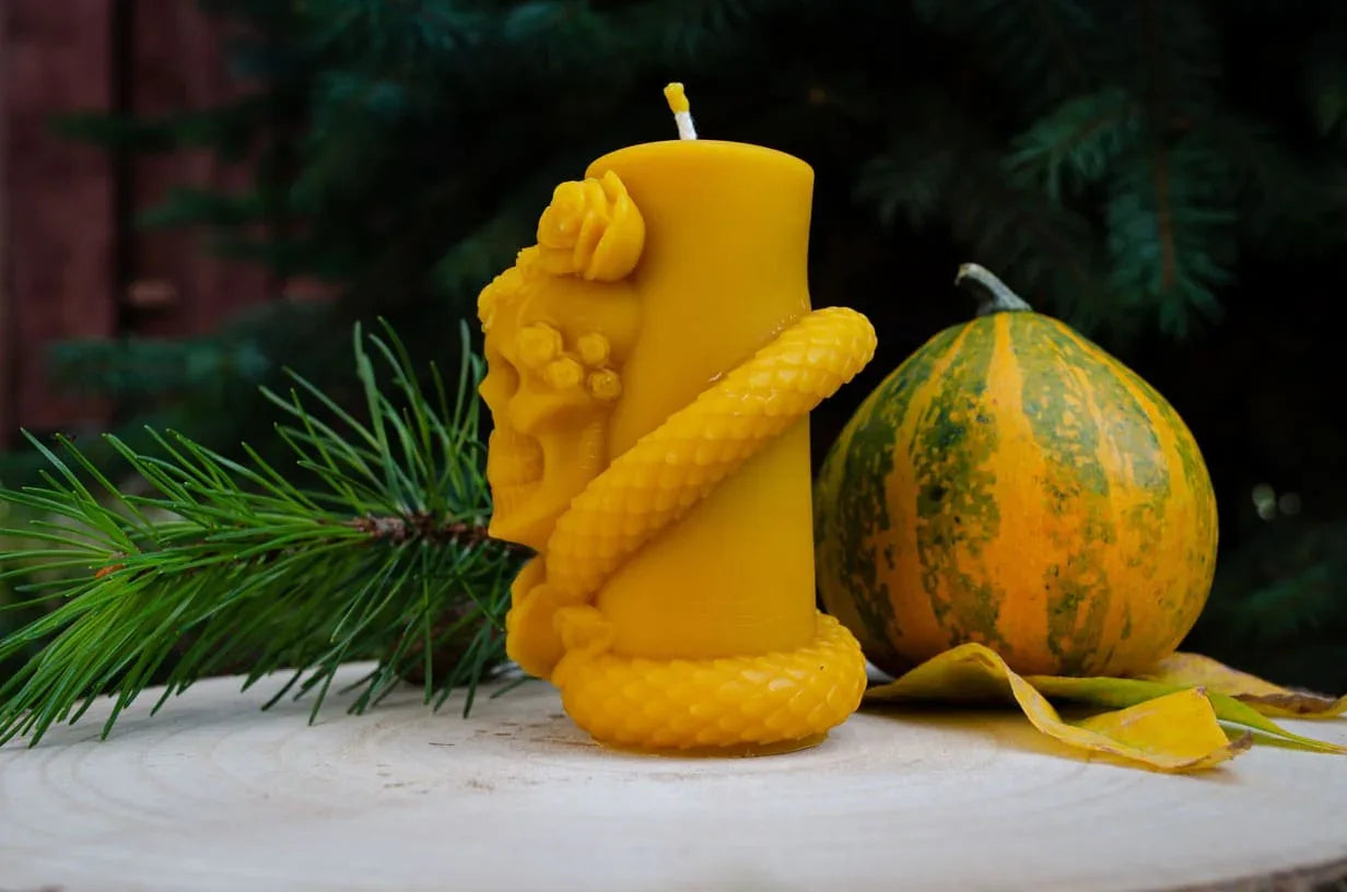 Bičių vaško žvakė "Kaukolė" - Melora