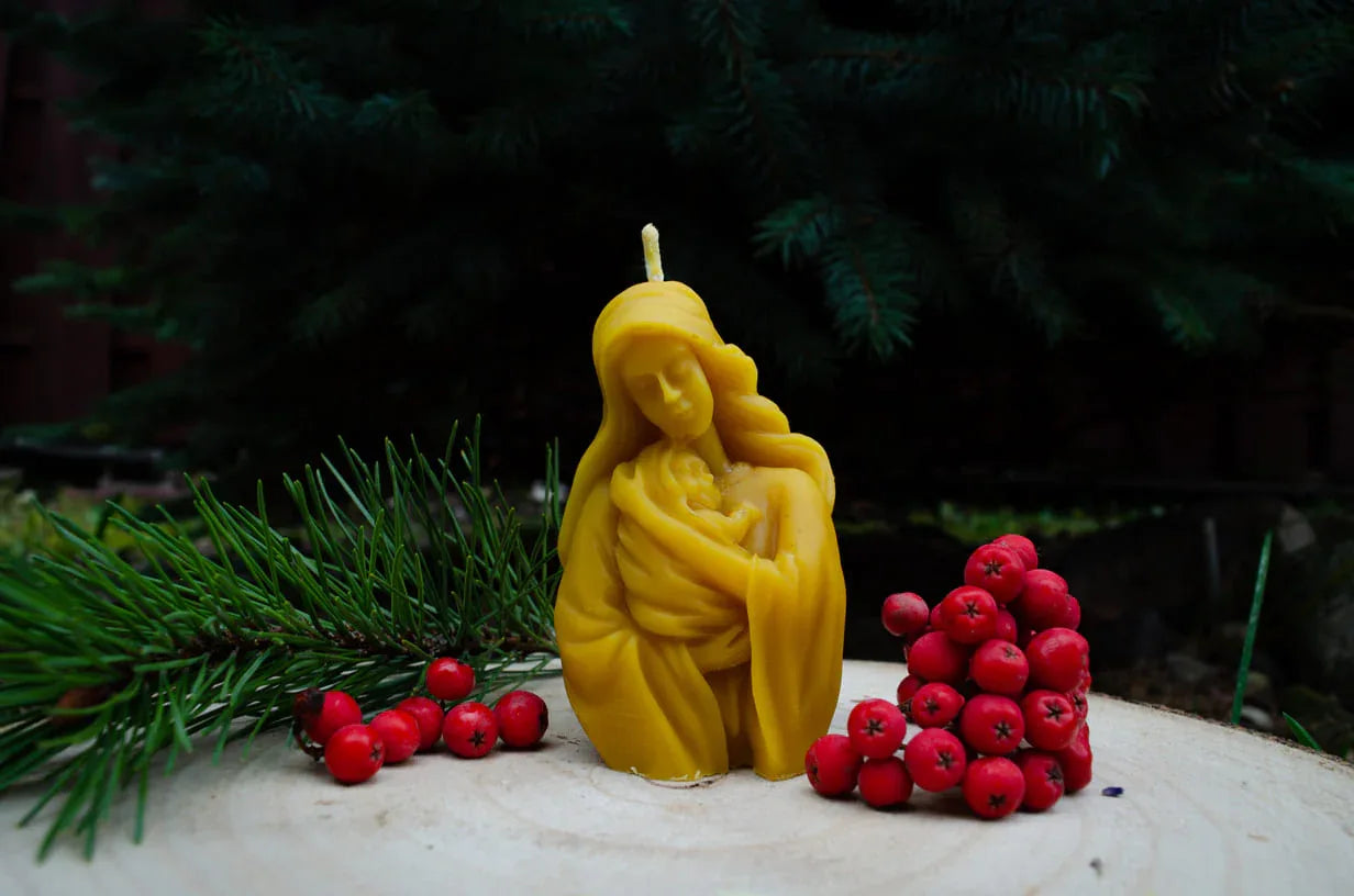 Natūralaus bičių vaško žvakė Motinos laikančios kūdikį formos.